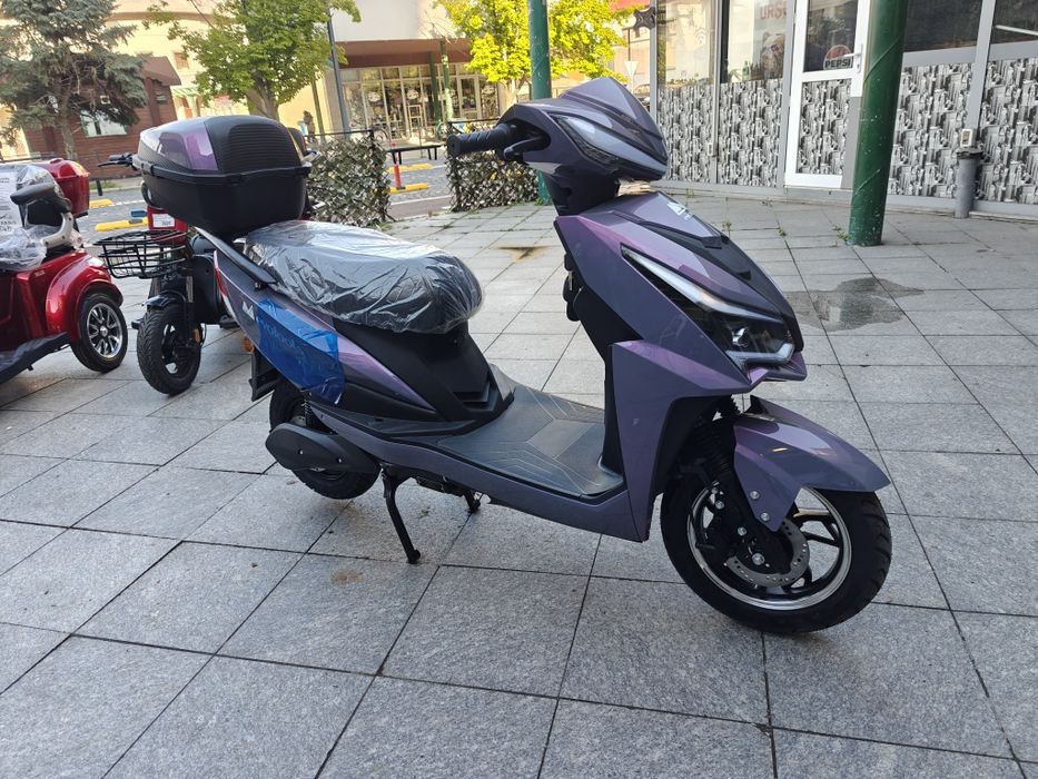Scuter electric SC1500 cu putere de 1500 W, viteza maxima de 25 km/h, conform reglementarilor UE, fara permis
Scuterul electric vine echipat cu un mot