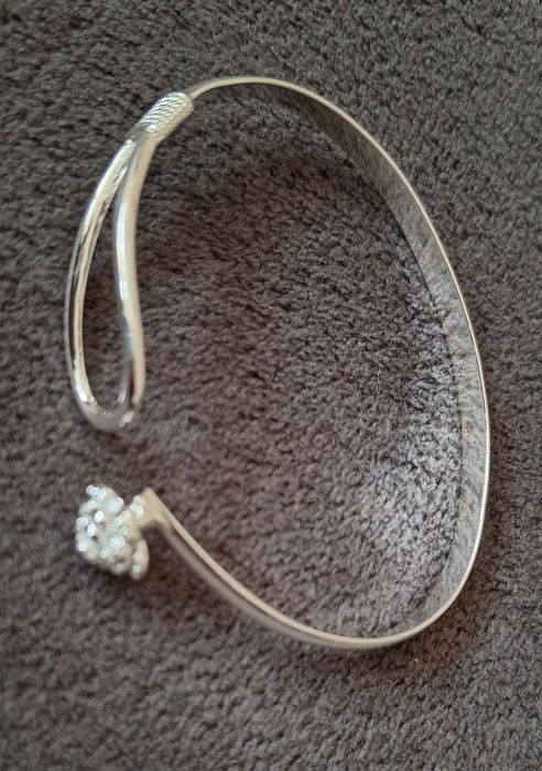 Нова сребърна гривна розичка