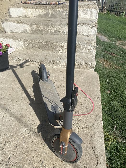 Trotinetă Electrică M365 Tuya, Avopro.  (tinuta in garaj, de asta este si asa prafuita) Negociabil