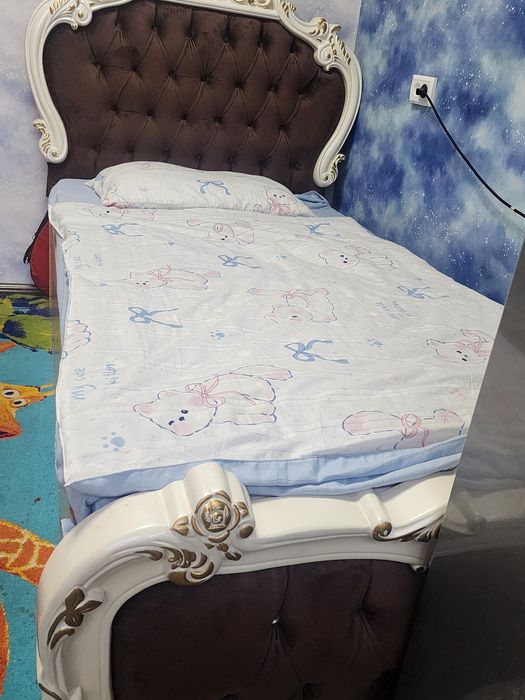 Yangi divan matrasi bilan birga