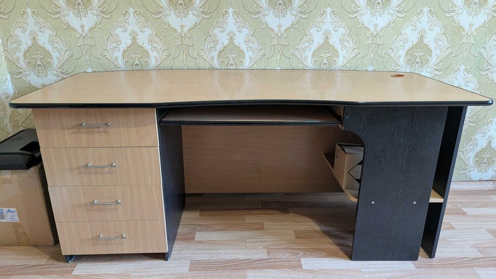Продам компьютерный стол (180*77см) в отл.состоянии