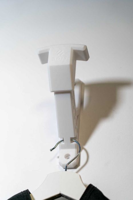 Стойка за каска с лого