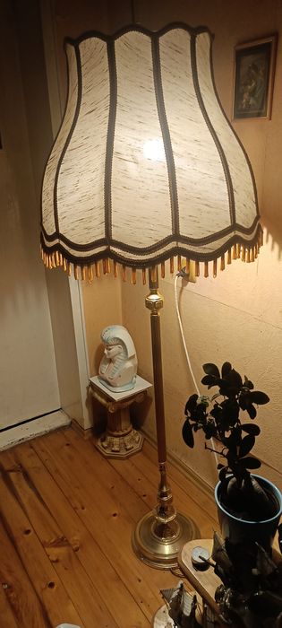 Лампион от месинг висок е 1м 55см работи с две крушки