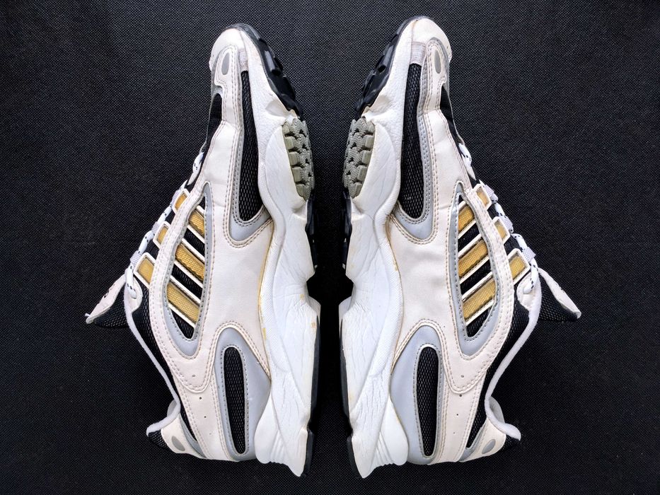 VINTAGE 2005 ADIDAS® OZWEEGO CLASSIC Runners — 10 D (28.0)