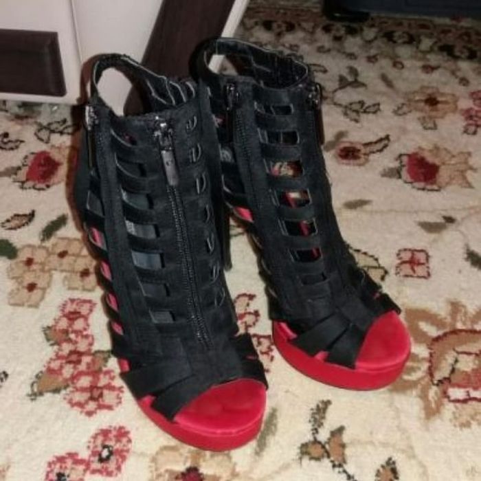 Срочно продам!!! Обувь на каблуках для девочек