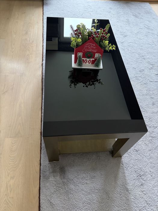 Холна маса със стъклен плот