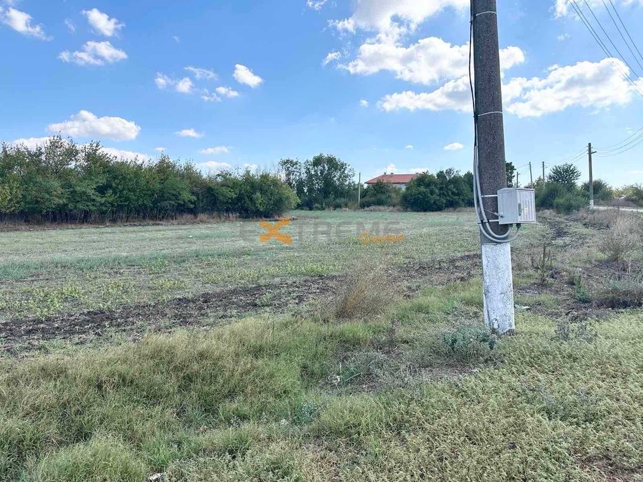 КЪЩА с парцел 4940 кв.м. на 15 км от морето