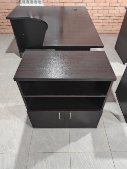 Продается комплект офисных столов