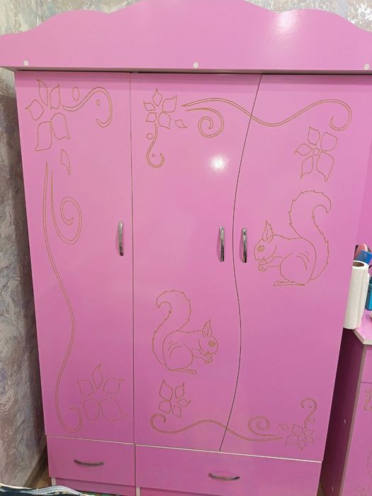 Стенка, прехошка, камот, десткий мебел сотилади. Холати яхши.