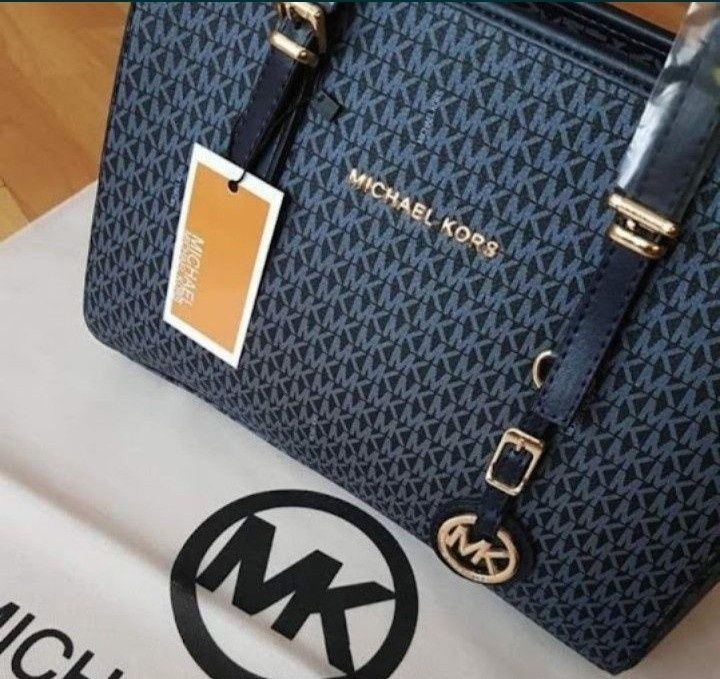 Geanta Michael Kors classic, logo metalic auriu, saculet, etichetă inc