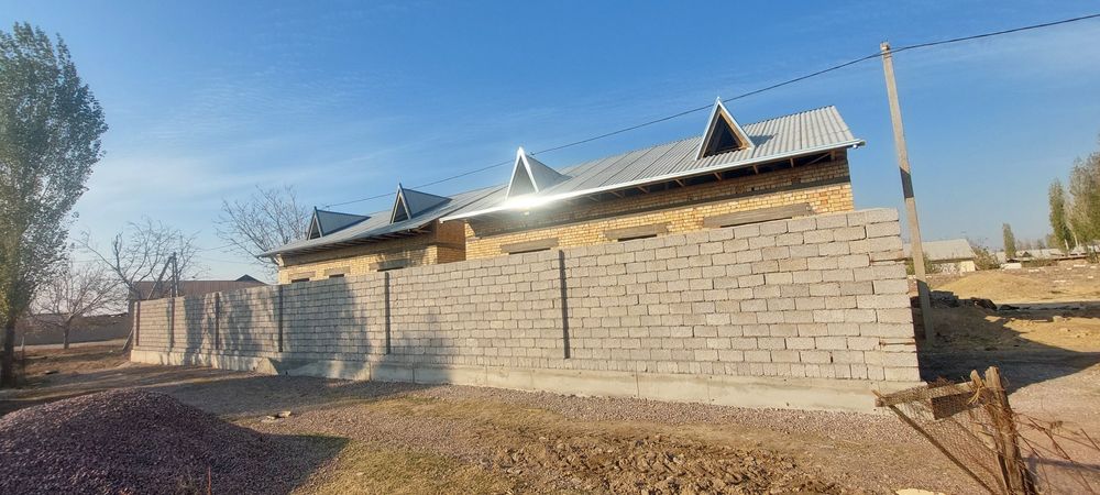 Срочно квартира нархида 2 та янги курилган уйлар сотилади