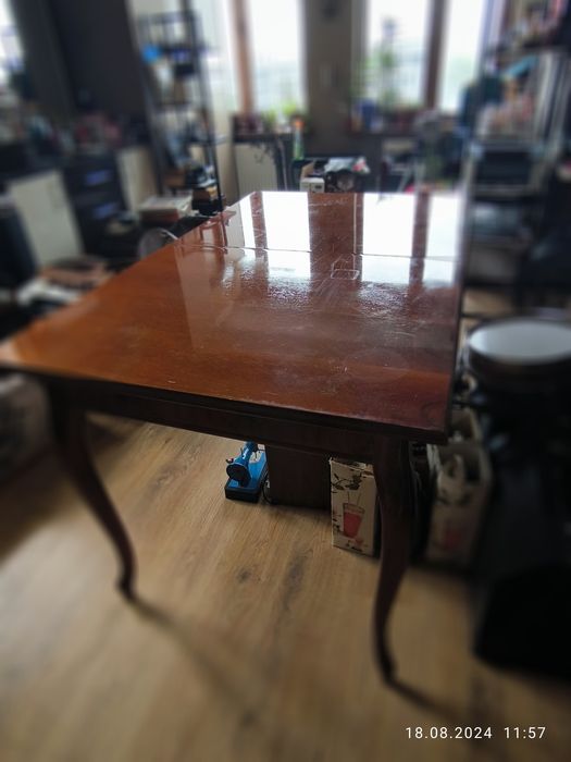 Продаётся стол обеденный