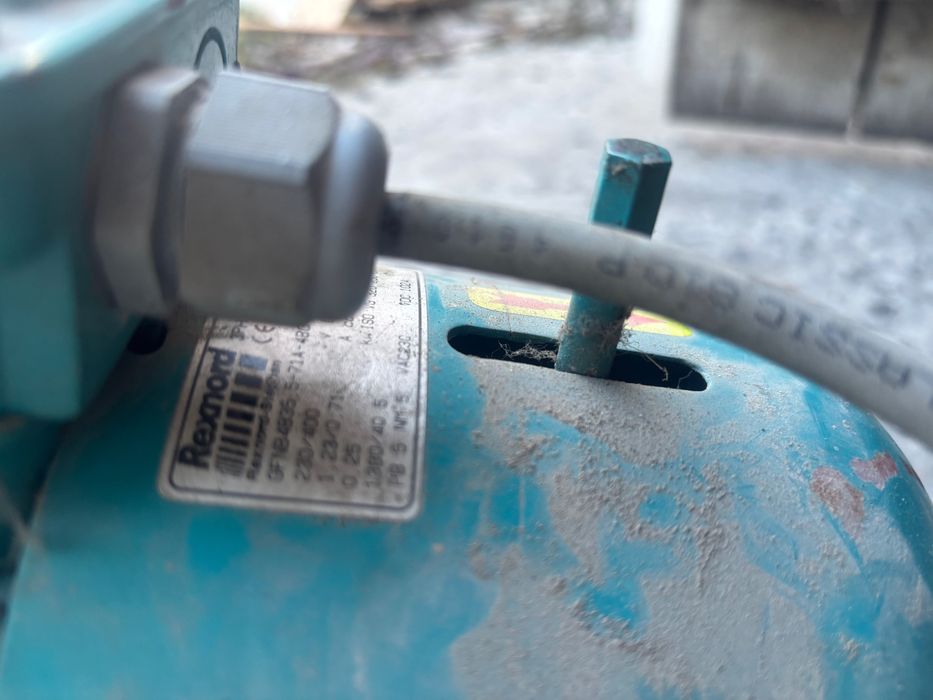 Motor electric tri fazic cu reductor de putere și cu frâna