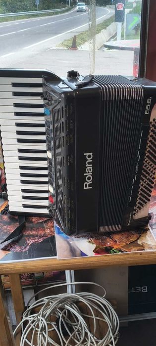 Acordeon Roland FR3  cu tonuri și midi