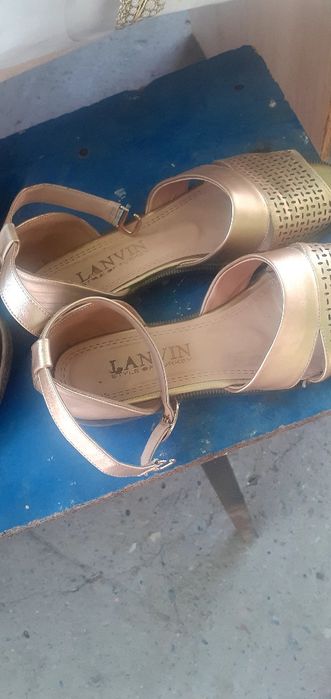 Продам босоножки