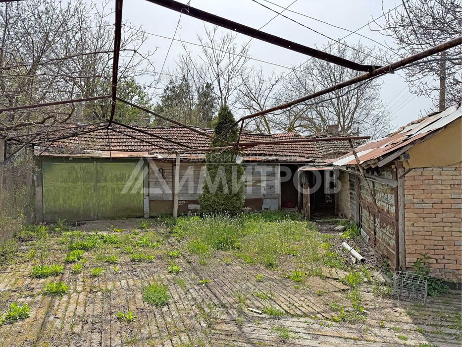 Продава автентична селска къща с кладенец в с. Памукчии, общ. Нови пазар (обл. Шумен).