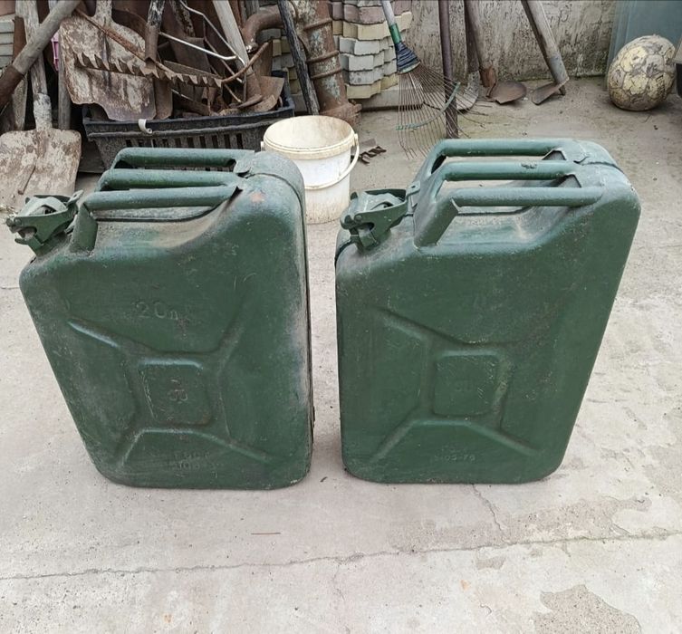 Продам канистры для бензина 20 л. б/у