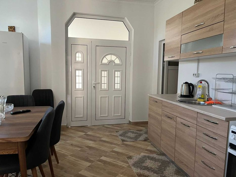 Продава: Къща РЗП 380 кв.м., двор 262 кв.м. в Карлово
