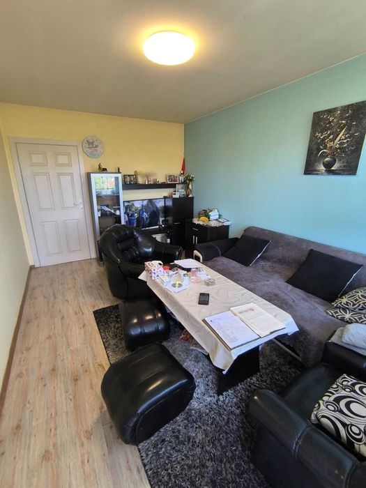 Продавам етаж от къща в гр. Перник кв. Ралица