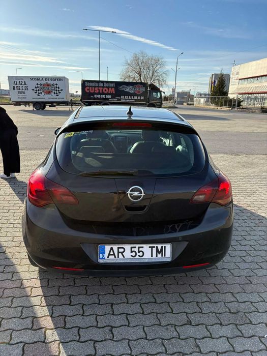 Se vinde OPEL ASTRA 2012