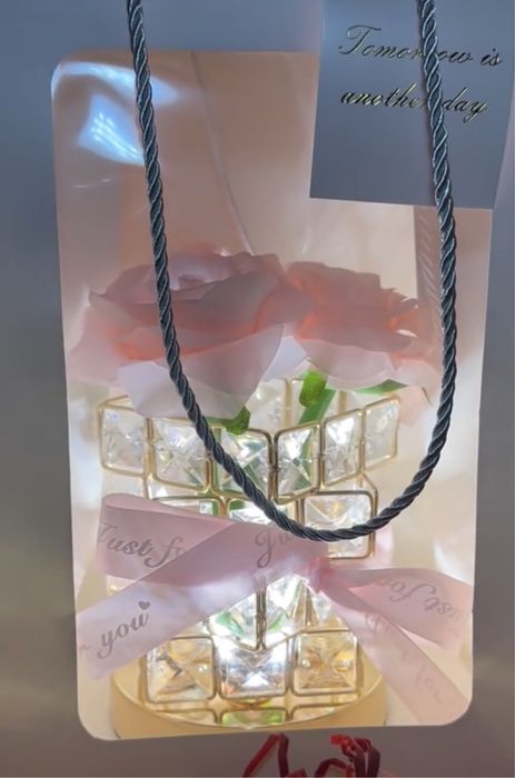 Светильник в виде вазы с розами