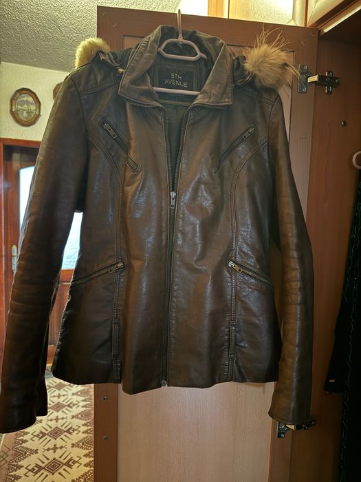 Луксозно дамско яке от естествена кожа с качулка и естествен пух