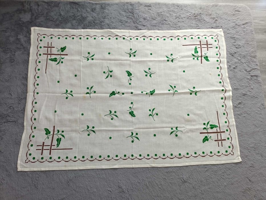 Etamină brodată lucrată manual