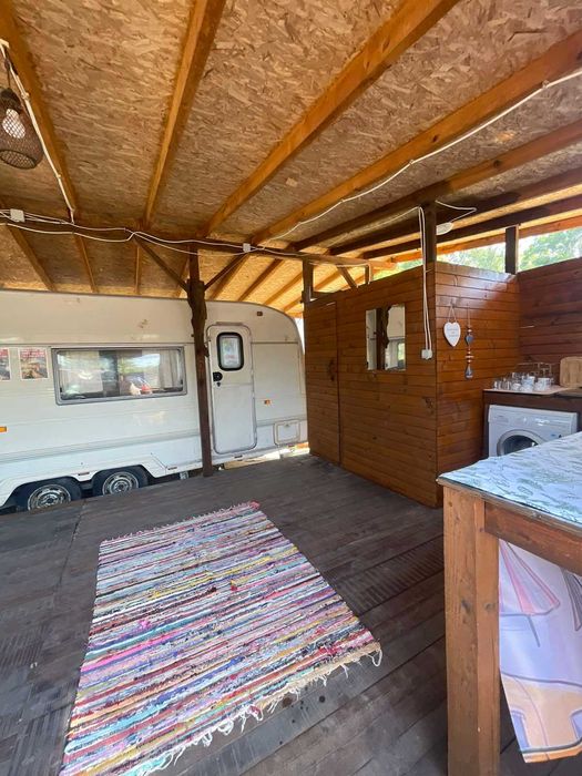 Продавам каравана на плажа- къмпинг Китен с оборудван навес