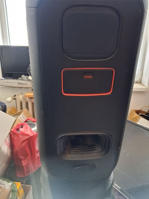 Boxa JBL Partybox club 120 cu acumulator, care dureaza 8 are, radio,stik,card,bluetooth,etc.perfect functionala