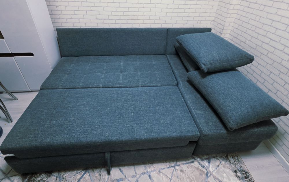 Продам срочно диван.