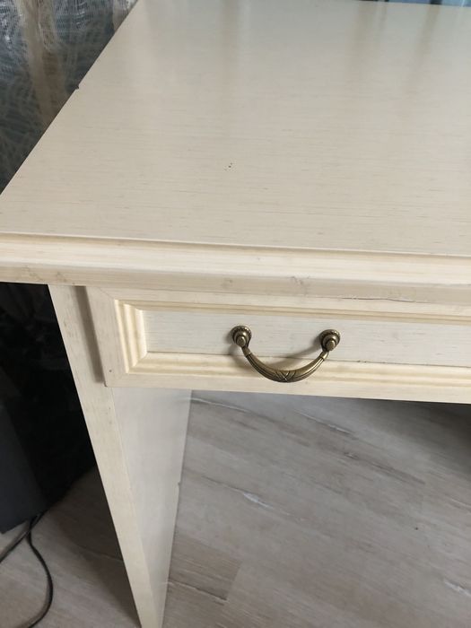 Продавам Бюро / детско , цвят слонова кост