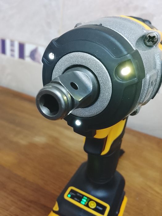 Impact pentru înșurubat DCF880 cu o baterie de 6a Nou