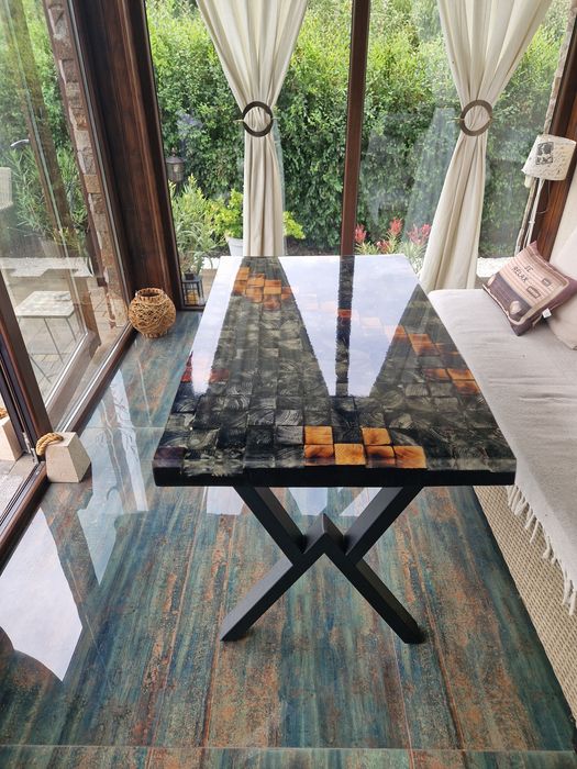 Vând masa cuburi lemn acoperita rasina epoxidica dimensiuni 62x104x79
