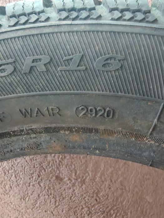 Vând 2 cauciucuri de iarnă 205 55 16 debica frigo 2 și viking fourtec