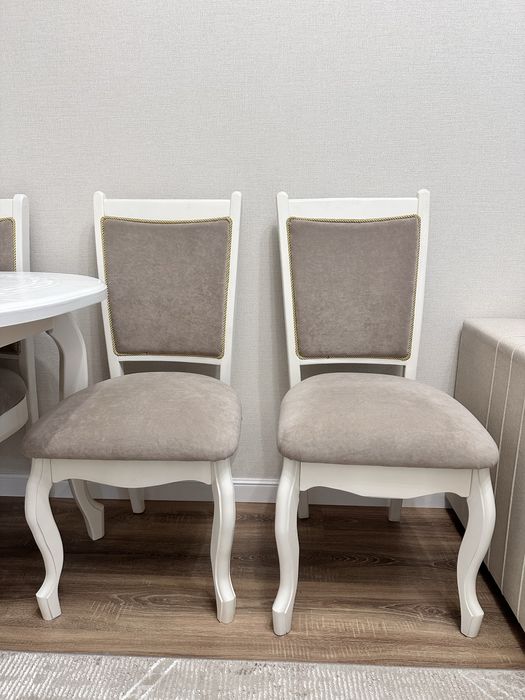 Продаётся раздвижной стол с комплектом стульев