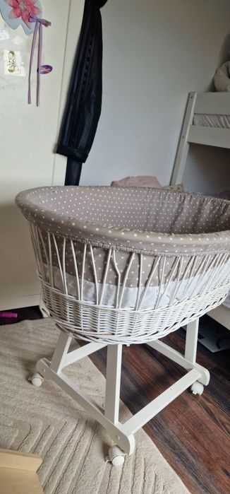 Coș/pătuț împletit cu cadru din lemn