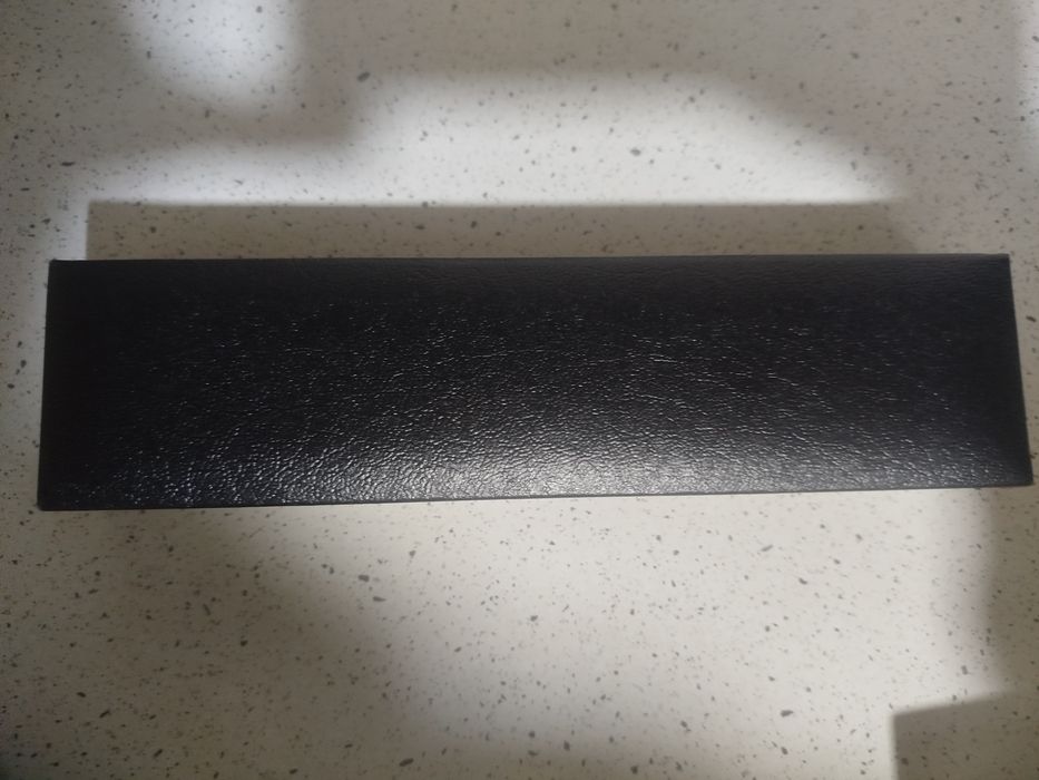 браслет ARO в черной подарочной коробке.