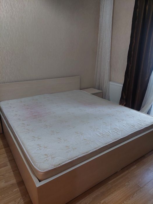 Кровать, тумбочки, стол+ зеркало
