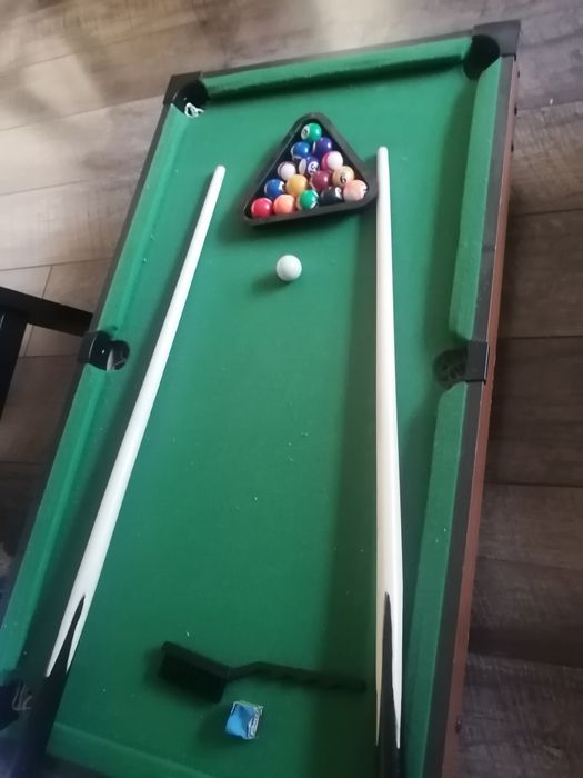 Masa de biliard și masa de air hockey