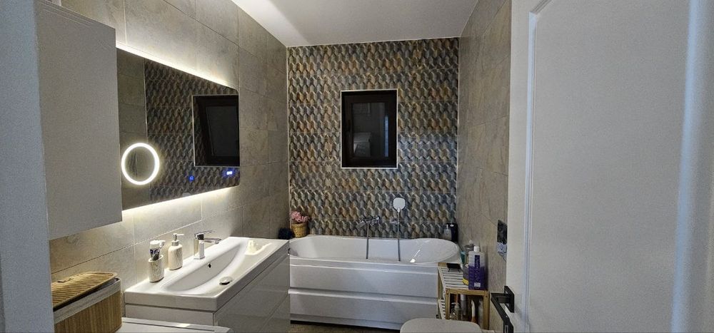 Proprietar vând casă în Hemeiuș, langa Parcul dendrologic, 127900 Euro