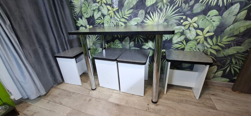 Стол и 4 стула для кухни!