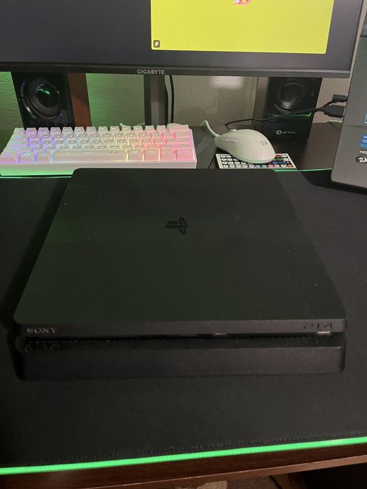 Ps 4 + volan gaming VAND SAU SCHIMB