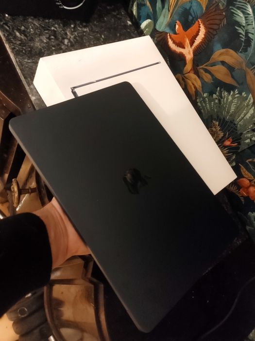 MacBook Air M2 13.6” Liquid Retina, 256GB, stare foarte bună, cutie + încărcător original