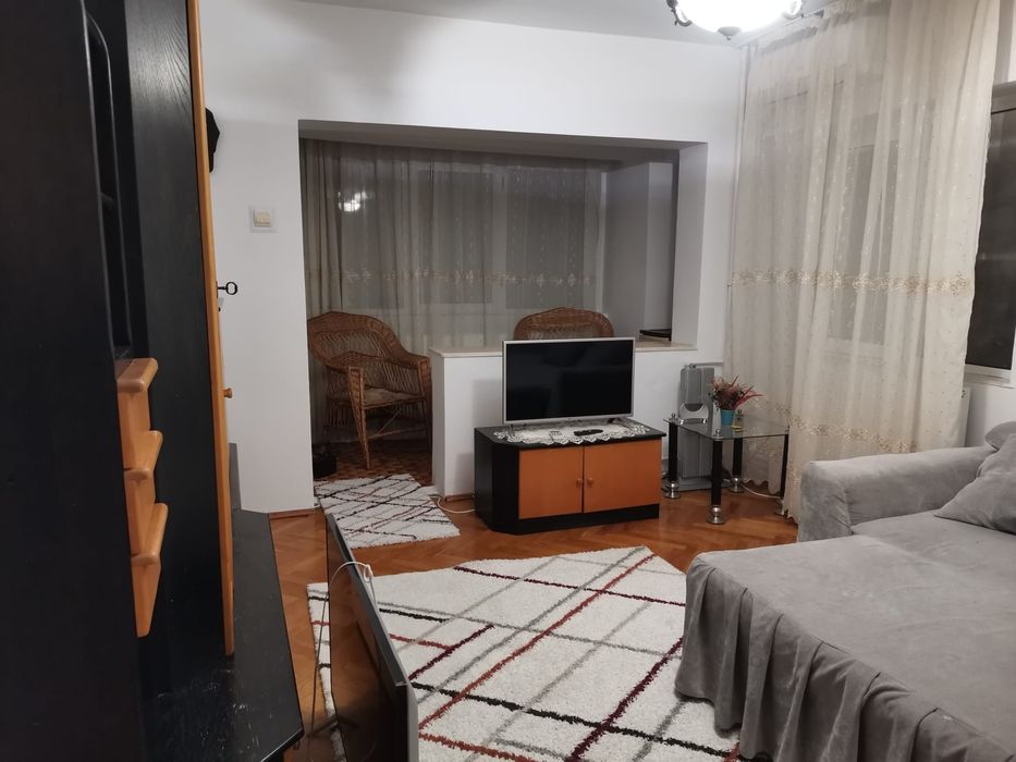 Închiriez apartament Ultracentral pe termen lung .