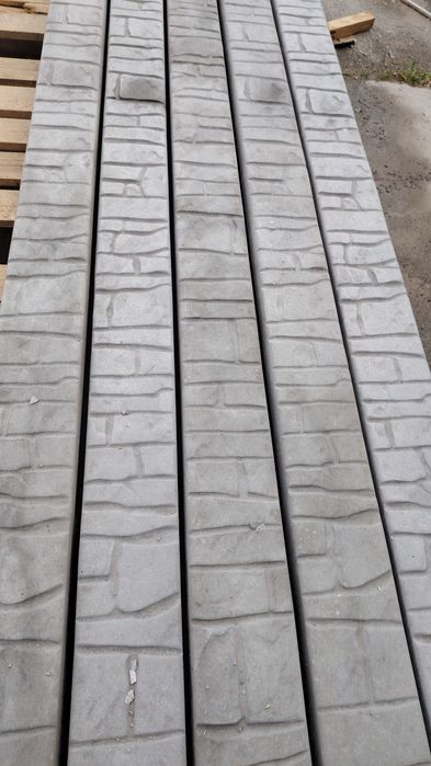 Gard din placi prefabricate de beton stâlpi montaj