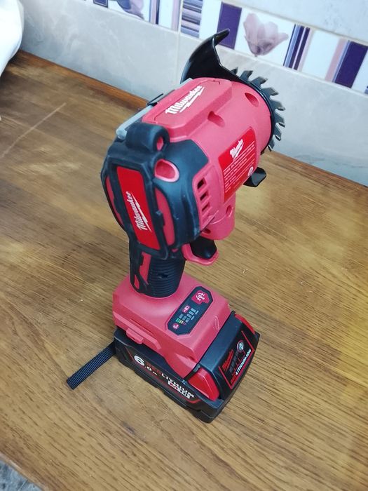 Mini flex Milwaukee cu o baterie de 6A