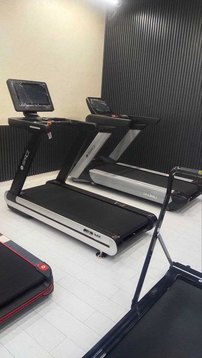 Беговая дорожка с электромагнитным тормозом для плавного замедления.