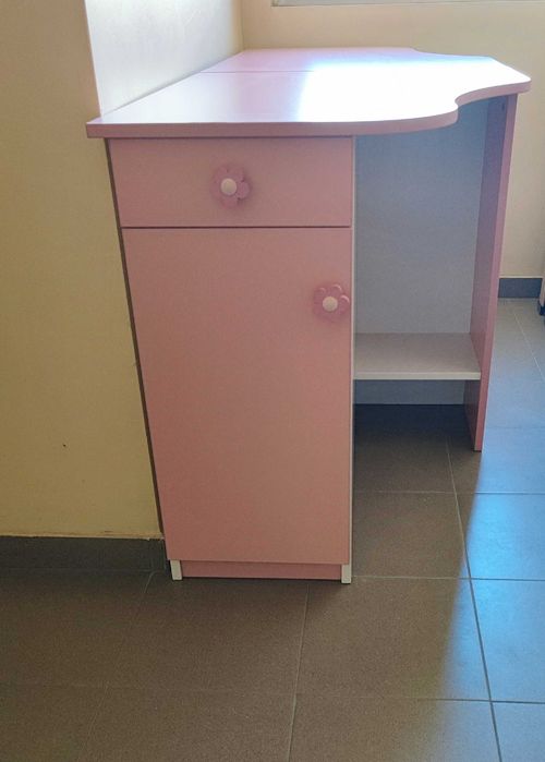 Бюро 50 лева или две огледални бюра за 100 лева