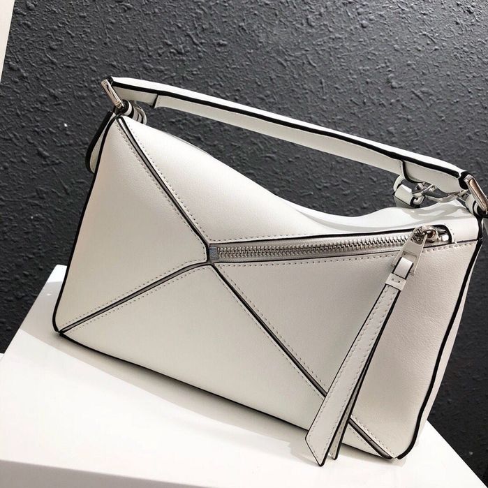 LOEWE Futurist Cat Mini Puzzle Bag  Оригинална мини Puzzle чанта от LOEWE в лимитиран Futurist Cat дизайн