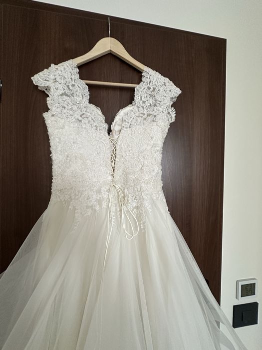 Vand rochita de mireasa.